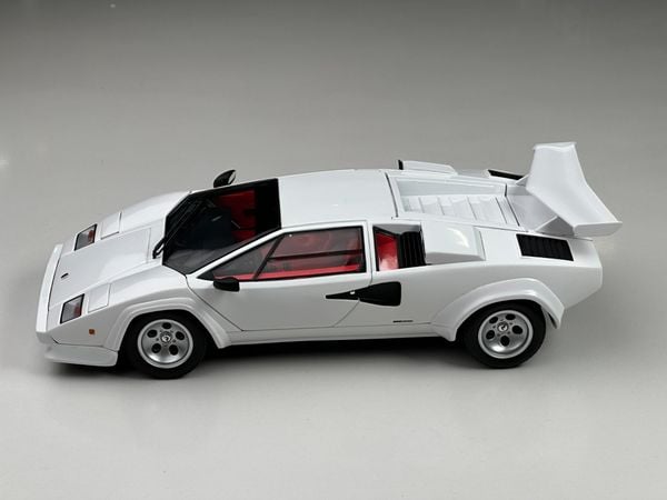 Xe Mô Hình Lamborghini Countach LP500S 1:18 Kyosho ( Trắng Nội Thất Đỏ )