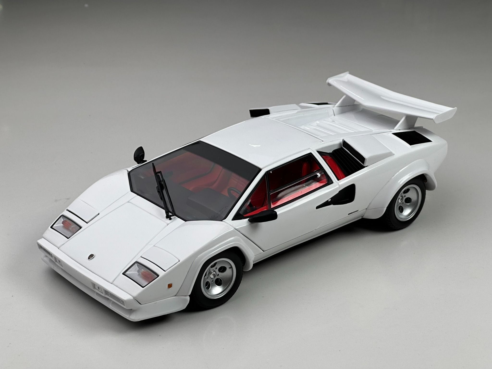 Xe Mô Hình Countach LP500S 118 Kyosho ( Trắng Nội Thất Đỏ Shop Xe Mô Hình Tĩnh