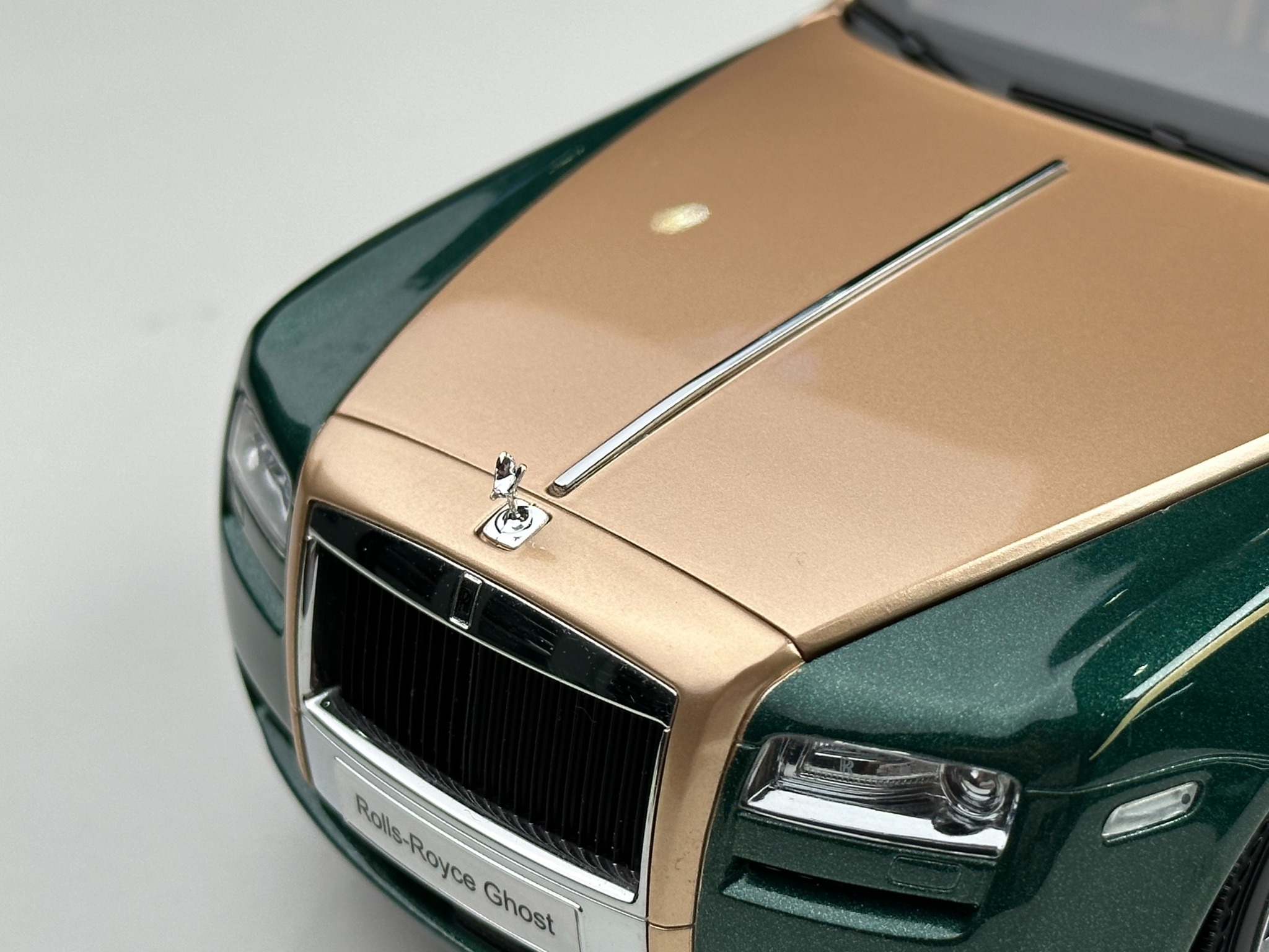 Đại gia Dubai phá cách với RollsRoyce Ghost tông vàngxanh lá
