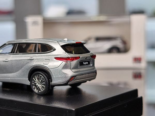 Xe Mô Hình Toyota Highlander 1:64 LCD ( Bạc )