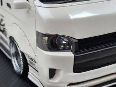 Xe mô hình T*S*D Works Hiace 1:18 Ignition Model (Trắng)