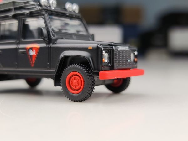 Xe mô hình Land Rover Defender 110 1:64 MINIGT (Đen)