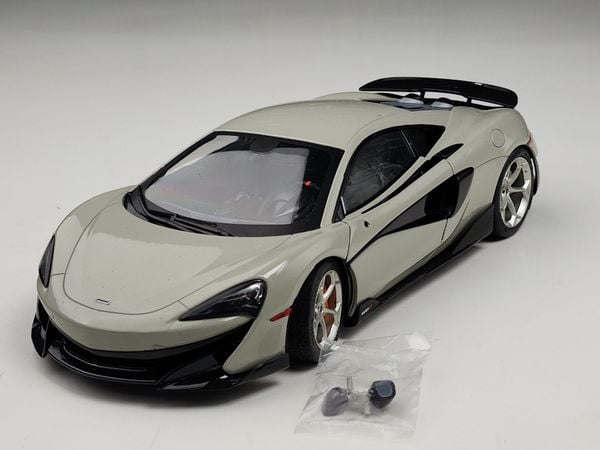 Xe mô hình McLaren 600LT Coupe-Blade Silver 1:18 Solido (Xám)