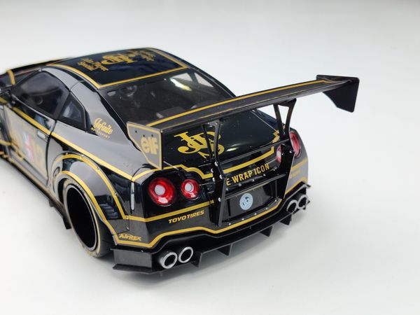 Xe mô hình Nissan GT-R (R35) With Body Kit Type 2 1:18 Solido (Đen)