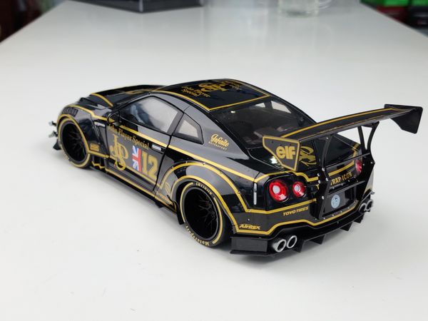 Xe mô hình Nissan GT-R (R35) With Body Kit Type 2 1:18 Solido (Đen)