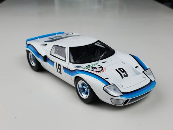 Xe mô hình Ford GT40 MK1 1:18 Solido (Trắng Viền Xanh)