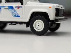 Xe Mô Hình Land Rover Defender 110 1:64 MiNiGT ( Trắng Martini )