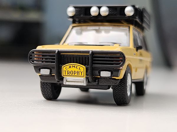 Xe Mô Hình Range Rover 1982 Camel Trophy Papua 1:64 MiNIGT ( Vàng Đất )