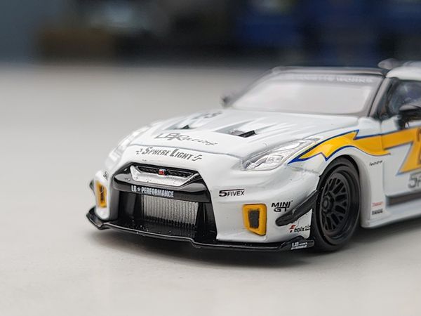 Xe Mô Hình Nissan LB-Silhouette WORKS GT 35GT-RR Ver.1 LB Racing 1:64 MiniGT ( Trắng)