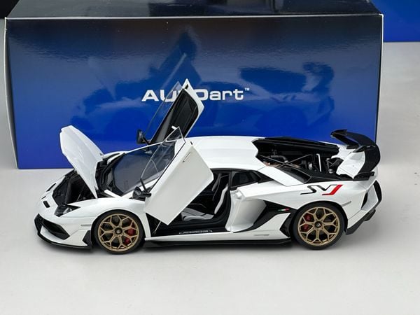 Xe Mô Hình Lamboghini Aventador SVJ 1:18 Autoart (Trắng)