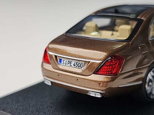 Xe Mô Hình Mercedes-Benz S-Class S600L(W221) 1:64 MOTORHELIX ( English Brow )