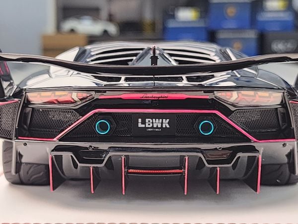 Xe Mô Hình Lamborghini Aventador GT EVO 1:18 Ivy Merit ( Black/Pink )