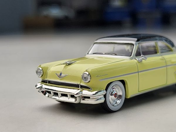 Xe Mô Hình Lincoln Capri 1954 Premier Yellow 1:64 MiniGT ( Vàng )