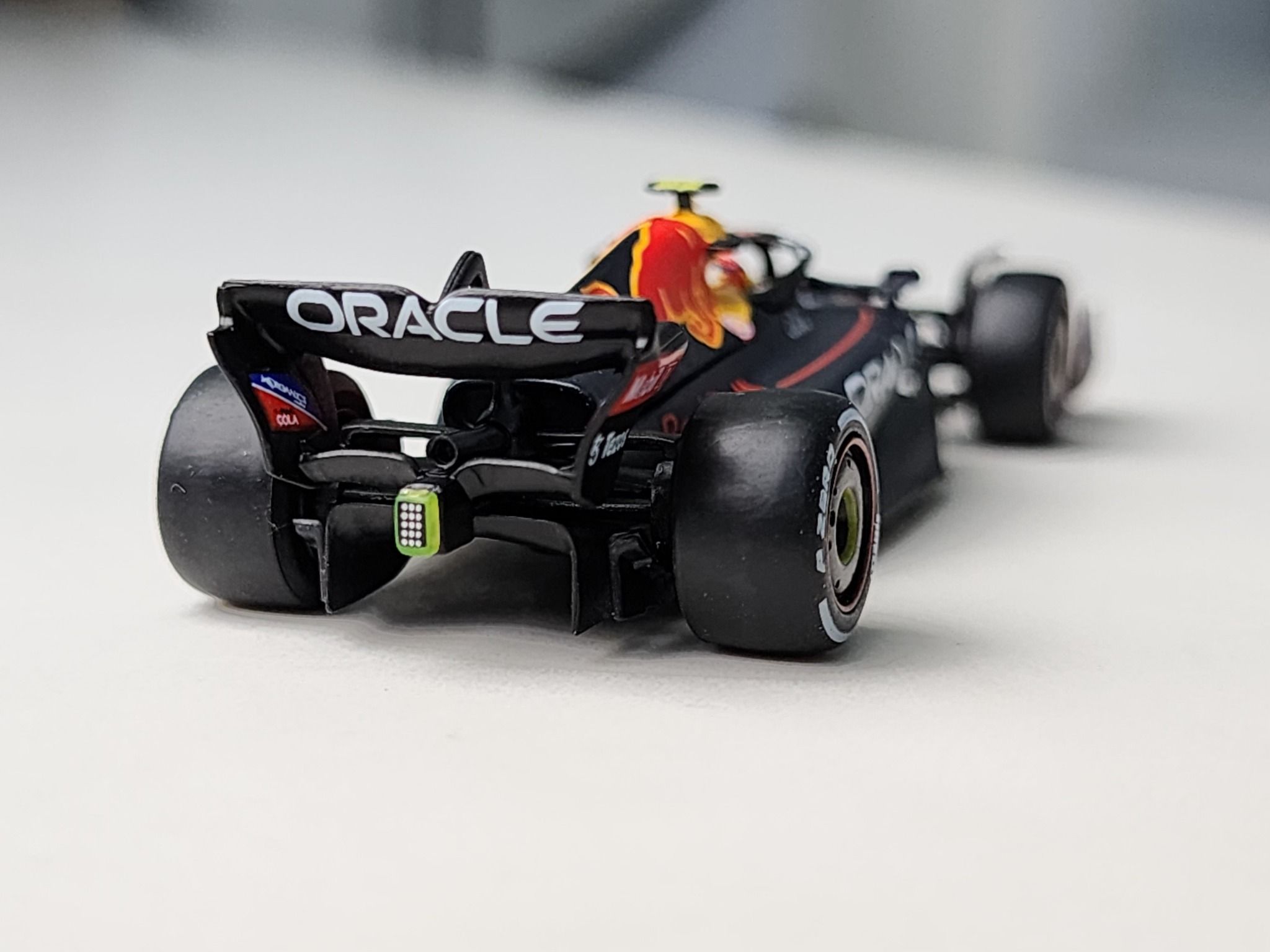 Xe Mô Hình Oracle Red Bull Racing RB18 #11 1:64 MiniGT ( Đen Red