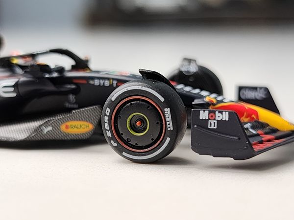 Xe Mô Hình Oracle Red Bull Racing RB18 #11 1:64 MiniGT ( Đen Red Bull )