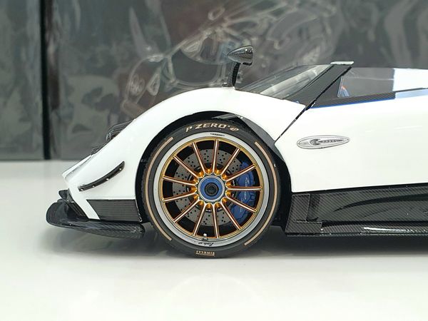 Xe mô hình Pagani Zonda HP 1:18 LCD (Trắng)