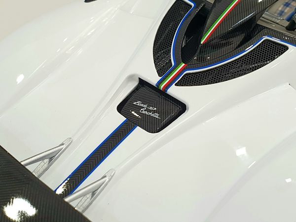 Xe mô hình Pagani Zonda HP 1:18 LCD (Trắng)