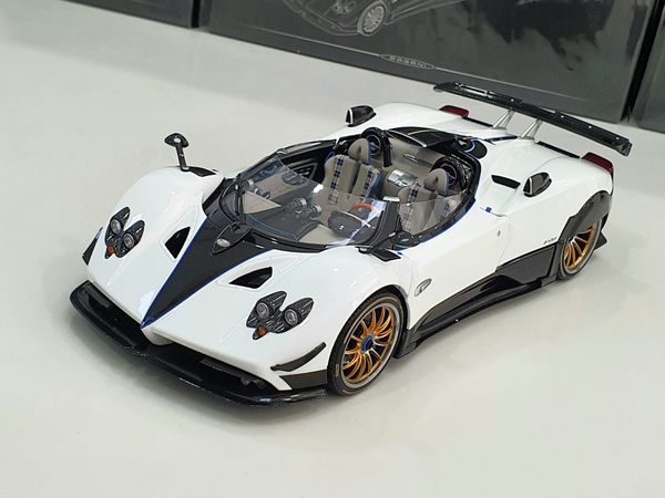 Xe mô hình Pagani Zonda HP 1:18 LCD (Trắng)