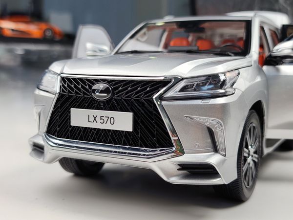 Xe Mô Hình Lexus LX570 1:18 LCD ( Bạc )