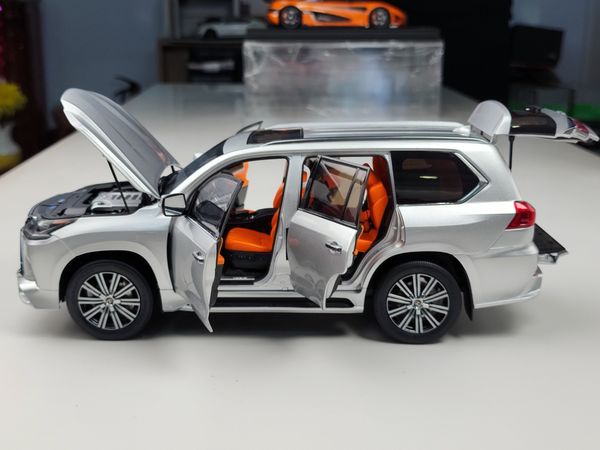 Xe Mô Hình Lexus LX570 1:18 LCD ( Bạc )