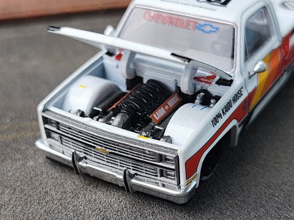 Xe Mô Hình Chevrolet Silverado V1 1:64 KAIDO ( Silver )