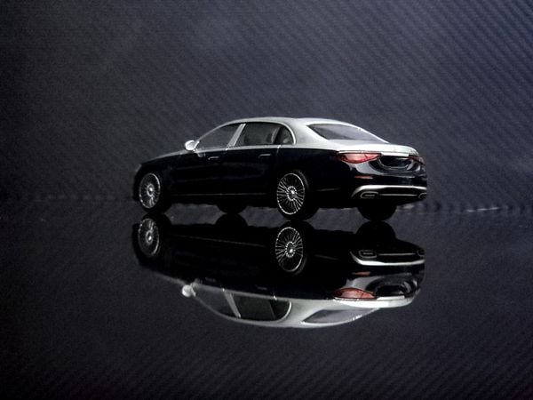 Xe Mô Hình Maybach S680 Cirrus 1:64 MiniGT ( Xanh & Bạc )