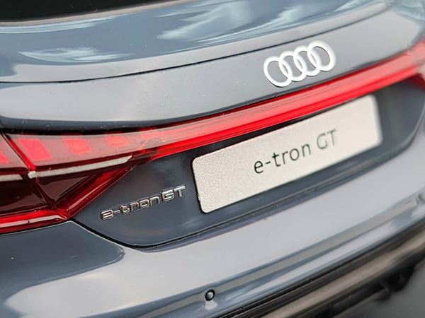 Xe Mô Hình Audi E-Tron GT 2021 1:18 GT Sprirt ( Kemora Grey )