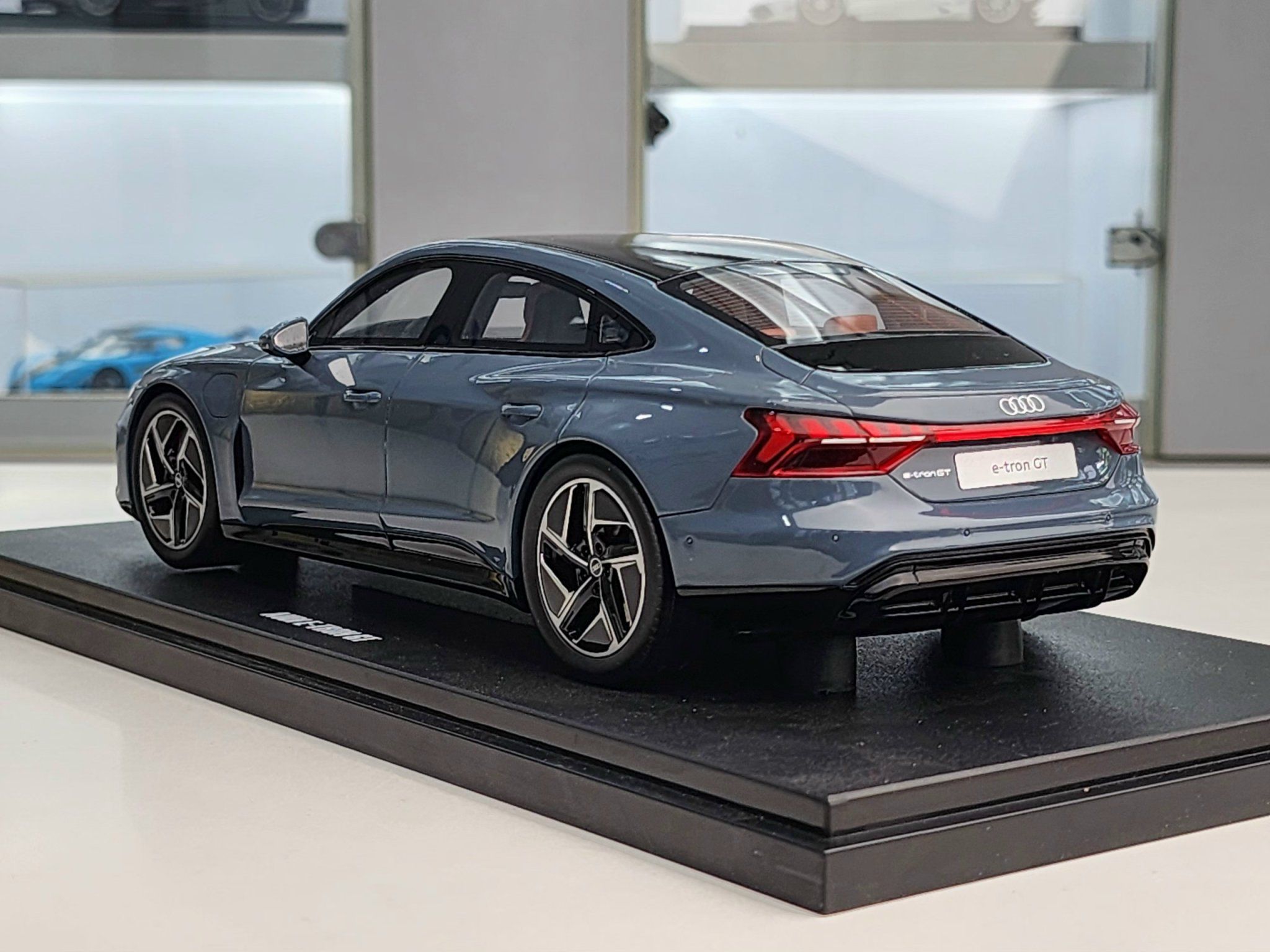 KOVOVÉ a RESIN MODELY | Audi E-Tron GT 2021 Kemora grey GT Spirit 1:18