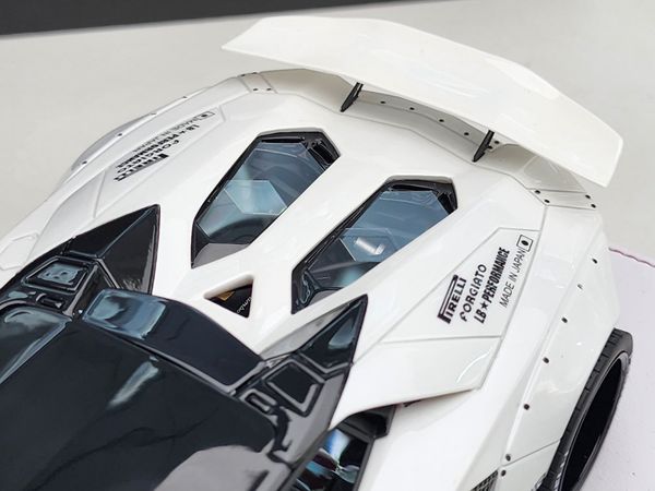 Xe Mô Hình LBWK Aventador Roadster 1:18 GL Model ( Discoloration White )