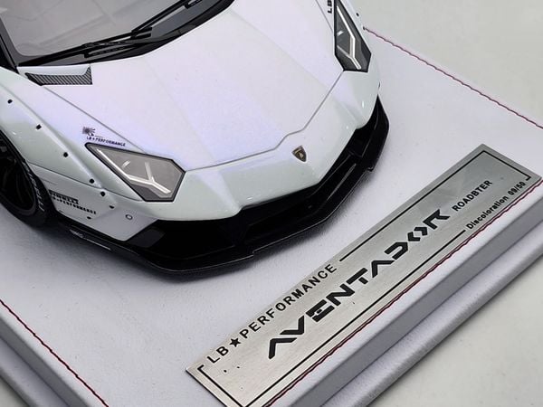 Xe Mô Hình LBWK Aventador Roadster 1:18 GL Model ( White Biến Màu )