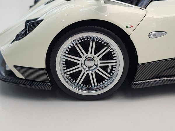 Xe Mô Hình Zonda F 1:18 Almost Real ( Trắng )