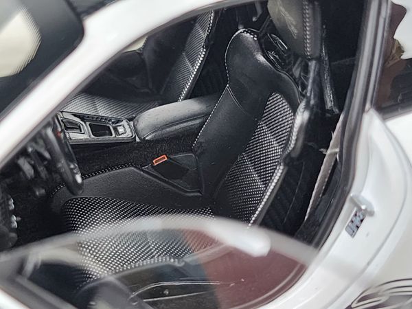 Xe mô hình Porsche 911 GT3 RS 2022 1:18 Norev (Trắng Mâm Xanh)