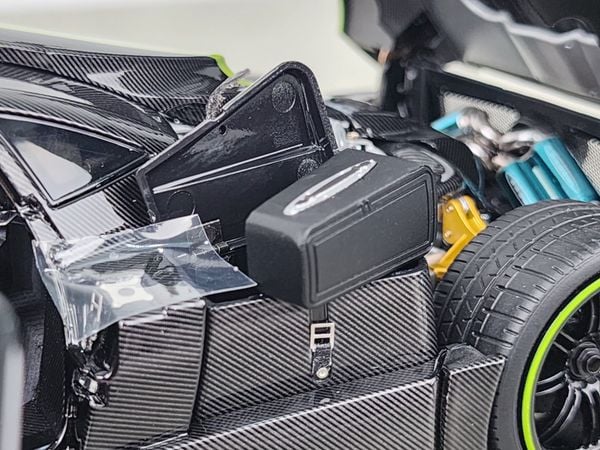 Xe Mô Hình Pagani Zonda Cinque Coupe 1/18 Almost Real (Xanh Lá)