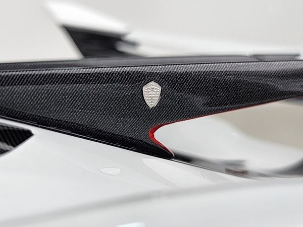 Koenigsegg Jesko Attack Battle Gray 1:18 Frontiart (Trắng viền đỏ)