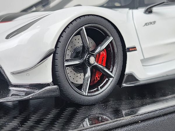 Koenigsegg Jesko Attack Battle Gray 1:18 Frontiart (Trắng viền đỏ)