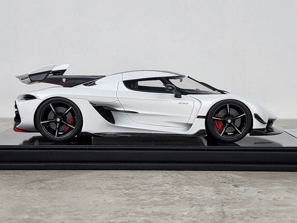 Koenigsegg Jesko Attack Battle Gray 1:18 Frontiart (Trắng viền đỏ)