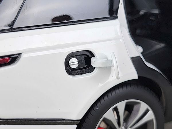 Xe Mô Hình Range Rover 1:18 LCD Models ( Trắng )