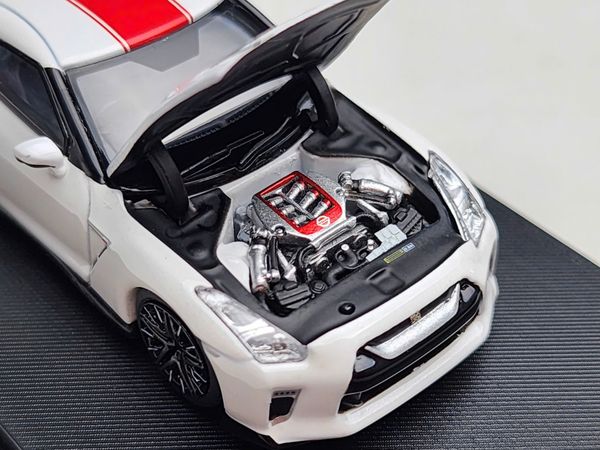 Xe Mô Hình Nissan R35 50th Anniversary 1:64 Motorhelix ( White Pearl )