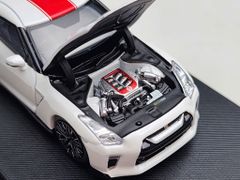 Xe Mô Hình Nissan R35 50th Anniversary 1:64 Motorhelix ( White Pearl )