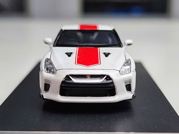 Xe Mô Hình Nissan R35 50th Anniversary 1:64 Motorhelix ( White Pearl )