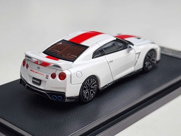 Xe Mô Hình Nissan R35 50th Anniversary 1:64 Motorhelix ( White Pearl )
