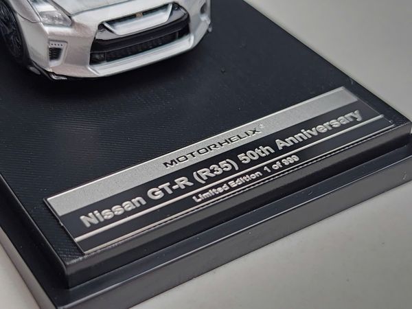 Xe Mô Hình Nissan R35 50th Anniversary 1:64 Motorhelix ( Silver )