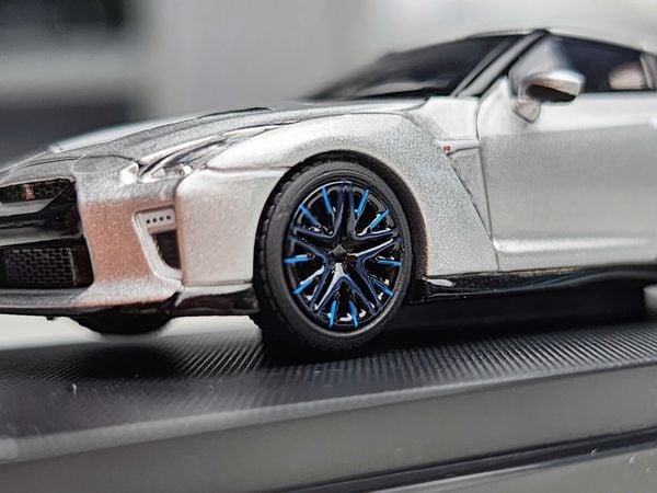 Xe Mô Hình Nissan R35 50th Anniversary 1:64 Motorhelix ( Silver )