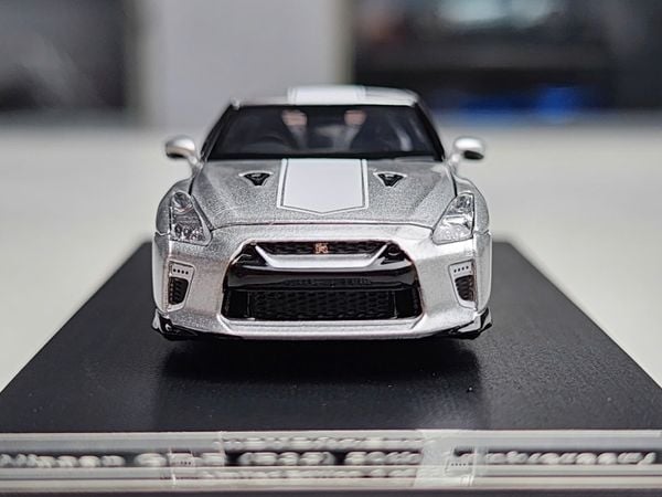 Xe Mô Hình Nissan R35 50th Anniversary 1:64 Motorhelix ( Silver )