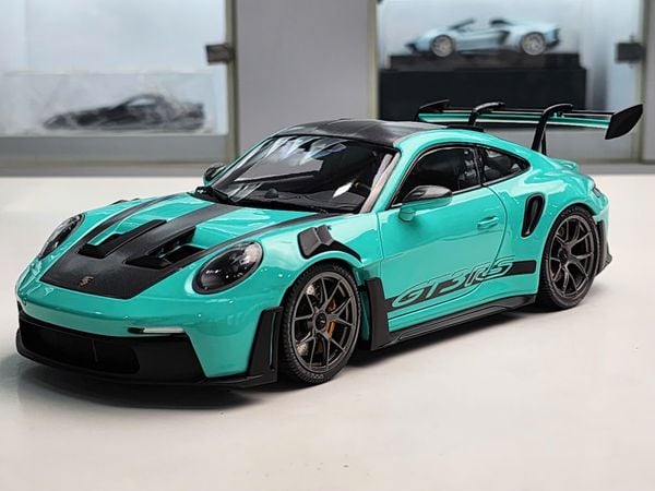 Xe Mô Hình Porsche 911 (992) Gt3Rs Green +Dark Silver Wheels 2024 1:18 MINICHAMPS