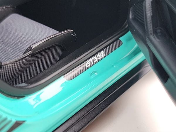 Xe Mô Hình Porsche 911 (992) Gt3Rs Green +Dark Silver Wheels 2024 1:18 MINICHAMPS