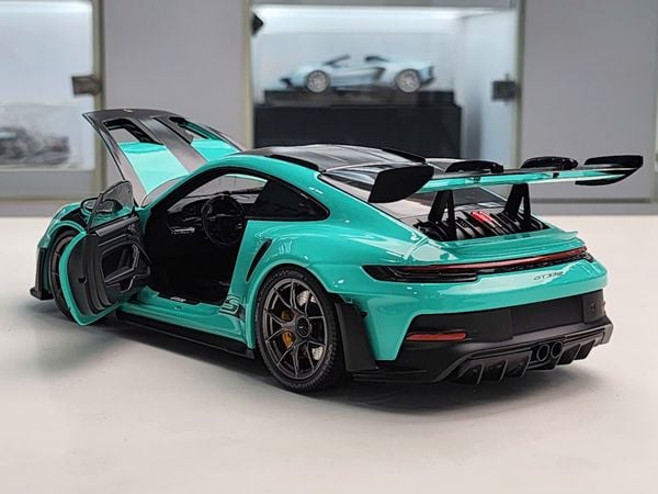 Xe Mô Hình Porsche 911 (992) Gt3Rs Green +Dark Silver Wheels 2024 1:18 MINICHAMPS