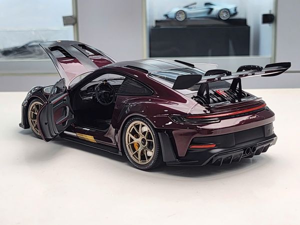 Xe Mô Hình PORSCHE 911 (992) GT3RS – 2023 – PURPLE W GOLD WHEELS 1:18 MINICHAMPS