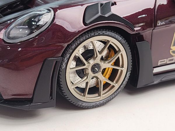 Xe Mô Hình PORSCHE 911 (992) GT3RS – 2023 – PURPLE W GOLD WHEELS 1:18 MINICHAMPS