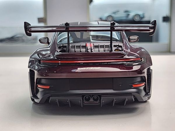 Xe Mô Hình PORSCHE 911 (992) GT3RS – 2023 – PURPLE W GOLD WHEELS 1:18 MINICHAMPS